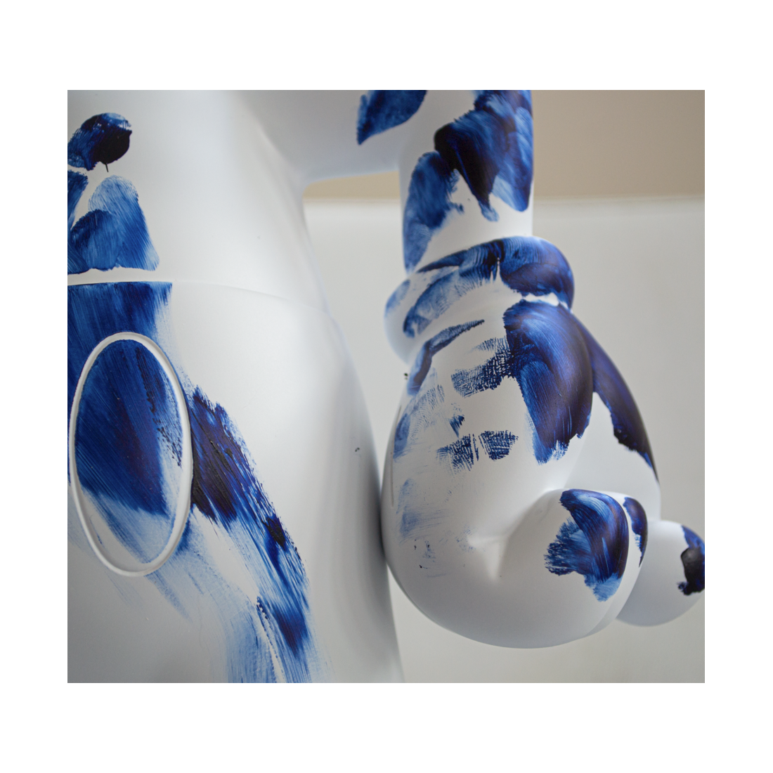 One Minute Mickey Medium, Sculpture design haut de gamme Leblon Delienne, résine peinte à la main, moderne et artistique, disponible chez D-Style Interior