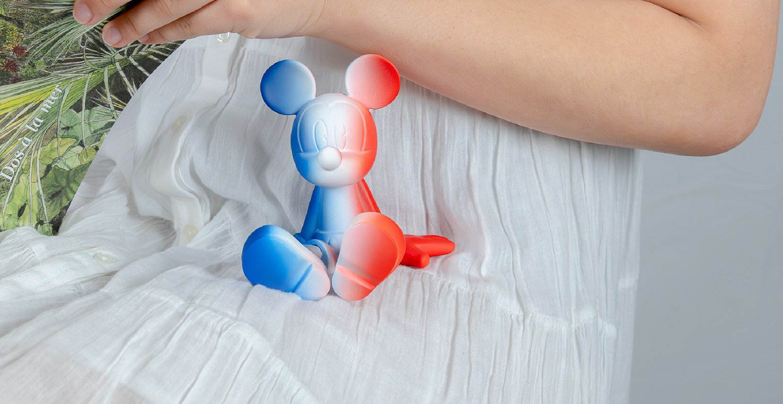Sitting Mickey Dégradé Extra Small, sculpture design haut de gamme par Leblon Delienne et Marcel Wanders, en dégradé bleu blanc rouge. Disponible chez D-Style Interior
