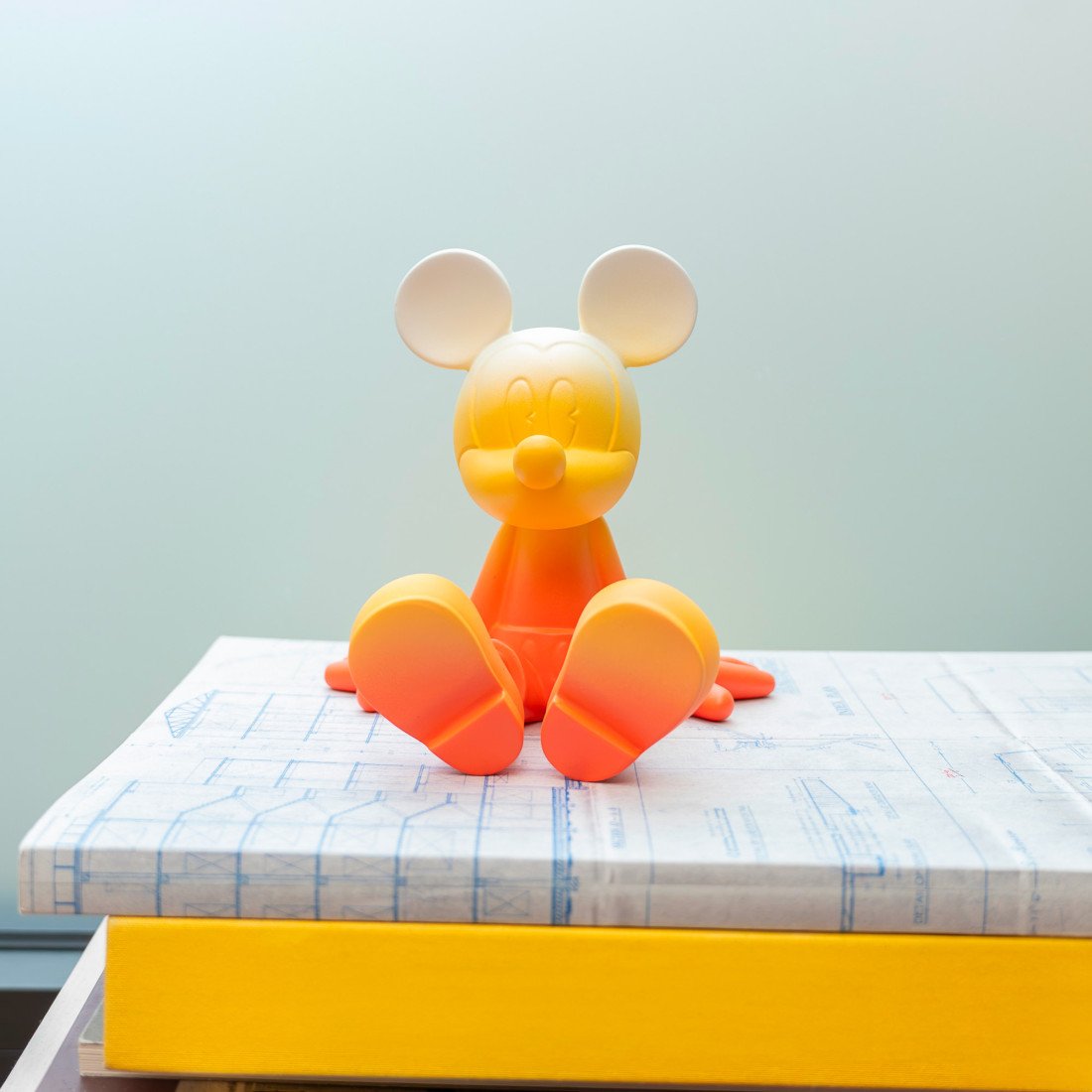 Sitting Mickey Dégradé Extra Small, Sculpture design haut de gamme par Leblon Delienne, finition dégradée contemporaine de Mickey Mouse. Disponible chez D-Style Interior