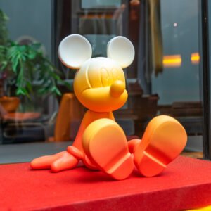 Sitting Mickey Dégradé Extra Small, Sculpture design haut de gamme par Leblon Delienne, finition dégradée contemporaine de Mickey Mouse. Disponible chez D-Style Interior