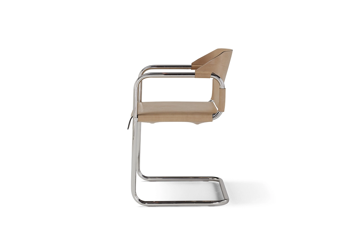 Vienna Chaise design haut de gamme d’Amura Lab en cuir et métal, inspirée de la maroquinerie italienne, disponible chez D-Style Interior.