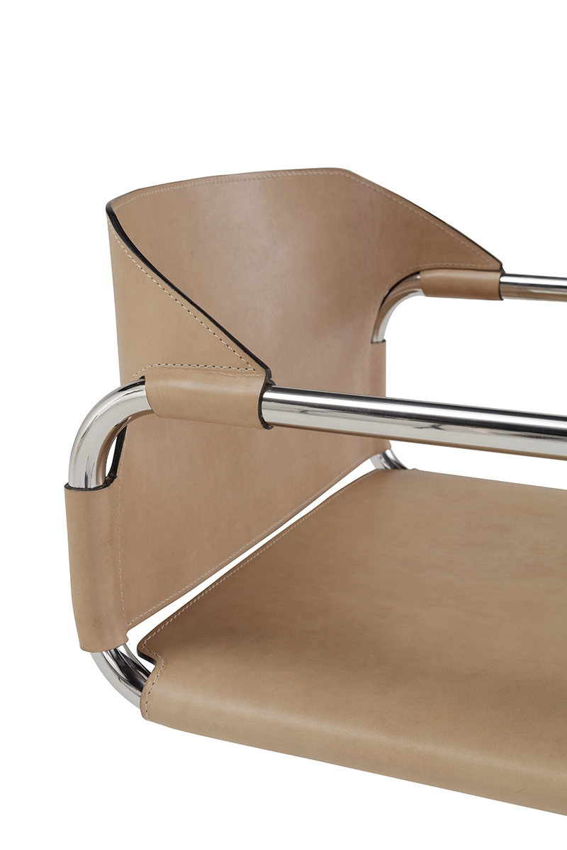 Vienna Chaise design haut de gamme d’Amura Lab en cuir et métal, inspirée de la maroquinerie italienne, disponible chez D-Style Interior.