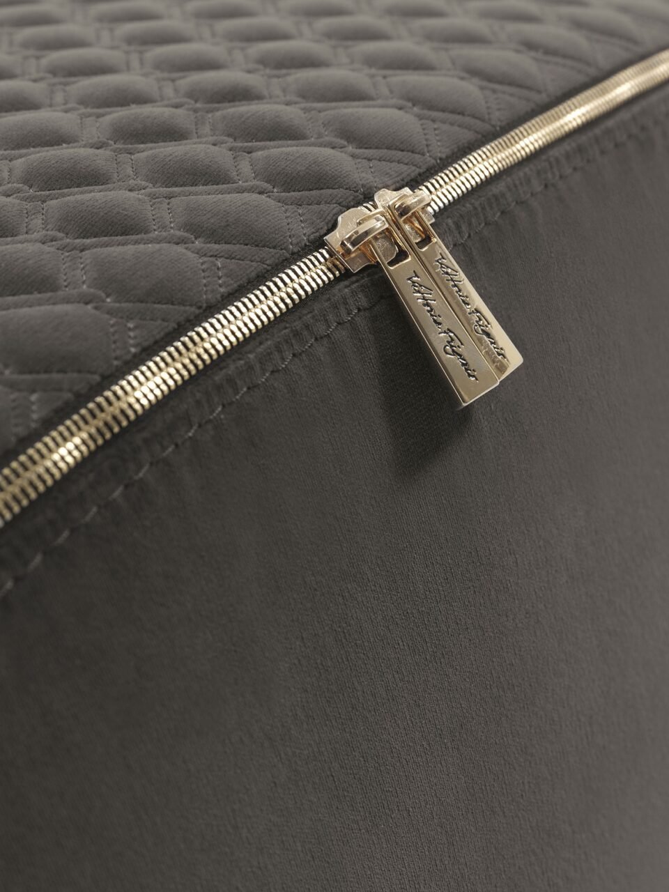 Cini pouf design haut de gamme par Vittoria Frigerio, avec matelassage raffiné et zip doré. Disponible chez D-Style Interior.