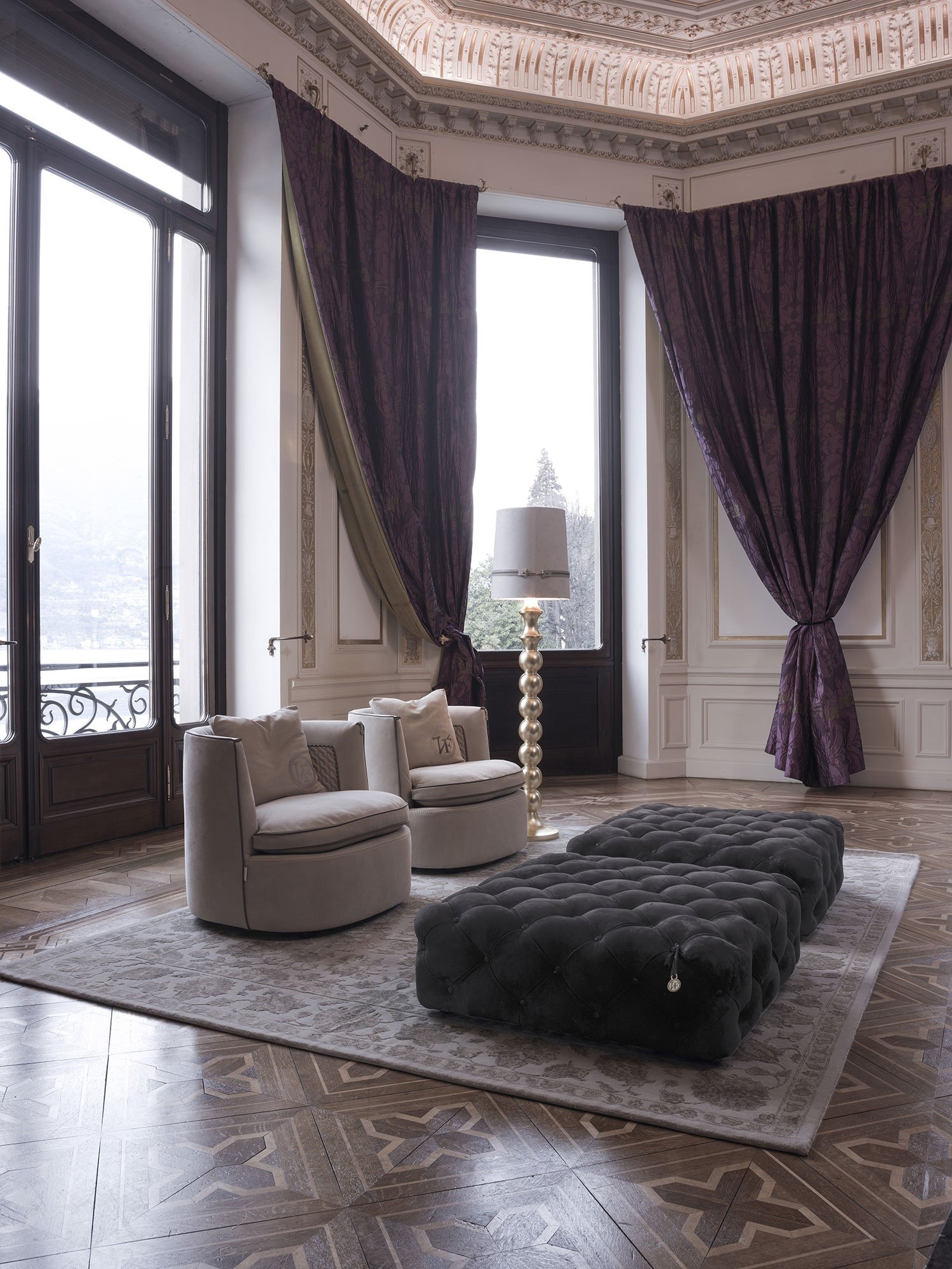 Cipriani pouf de Vittoria Frigerio présente une finition capitonnée luxueuse avec détails signature VF. Disponible chez D-Style Interior.