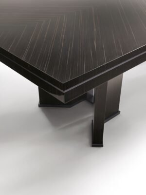 Grimaldi table de Vittoria Frigerio combine bois précieux et finitions métalliques pour un look imposant et raffiné. Disponible chez D-Style Interior.