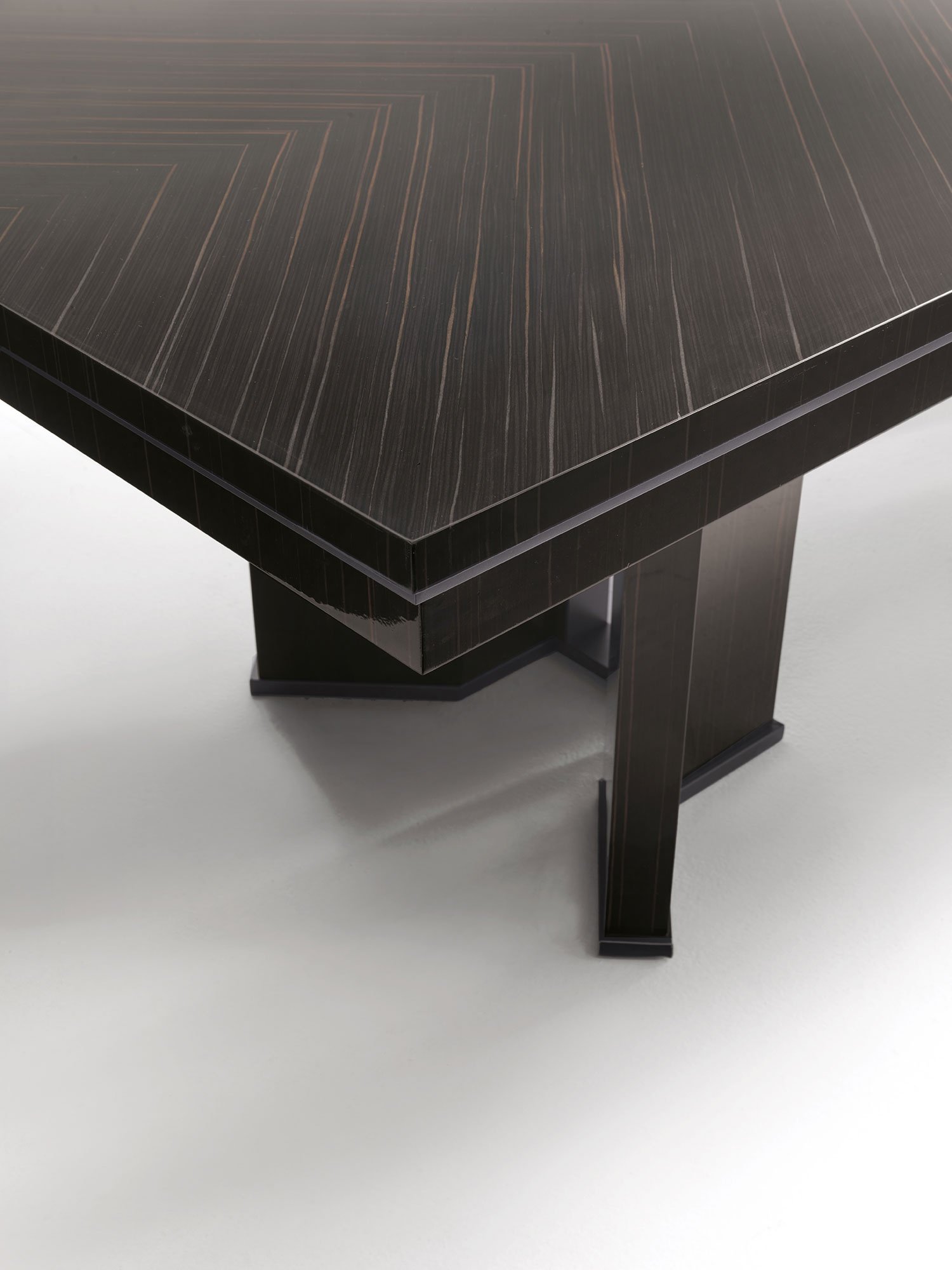 Grimaldi table de Vittoria Frigerio combine bois précieux et finitions métalliques pour un look imposant et raffiné. Disponible chez D-Style Interior.