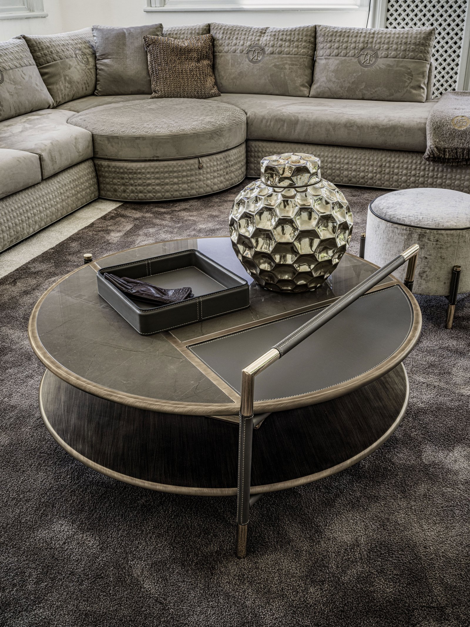 Araldo table basse design haut de gamme en cuir cuoio, bois laqué Bronze Patiné et inserts en grès effet marbre. Disponible chez D-Style Interior.
