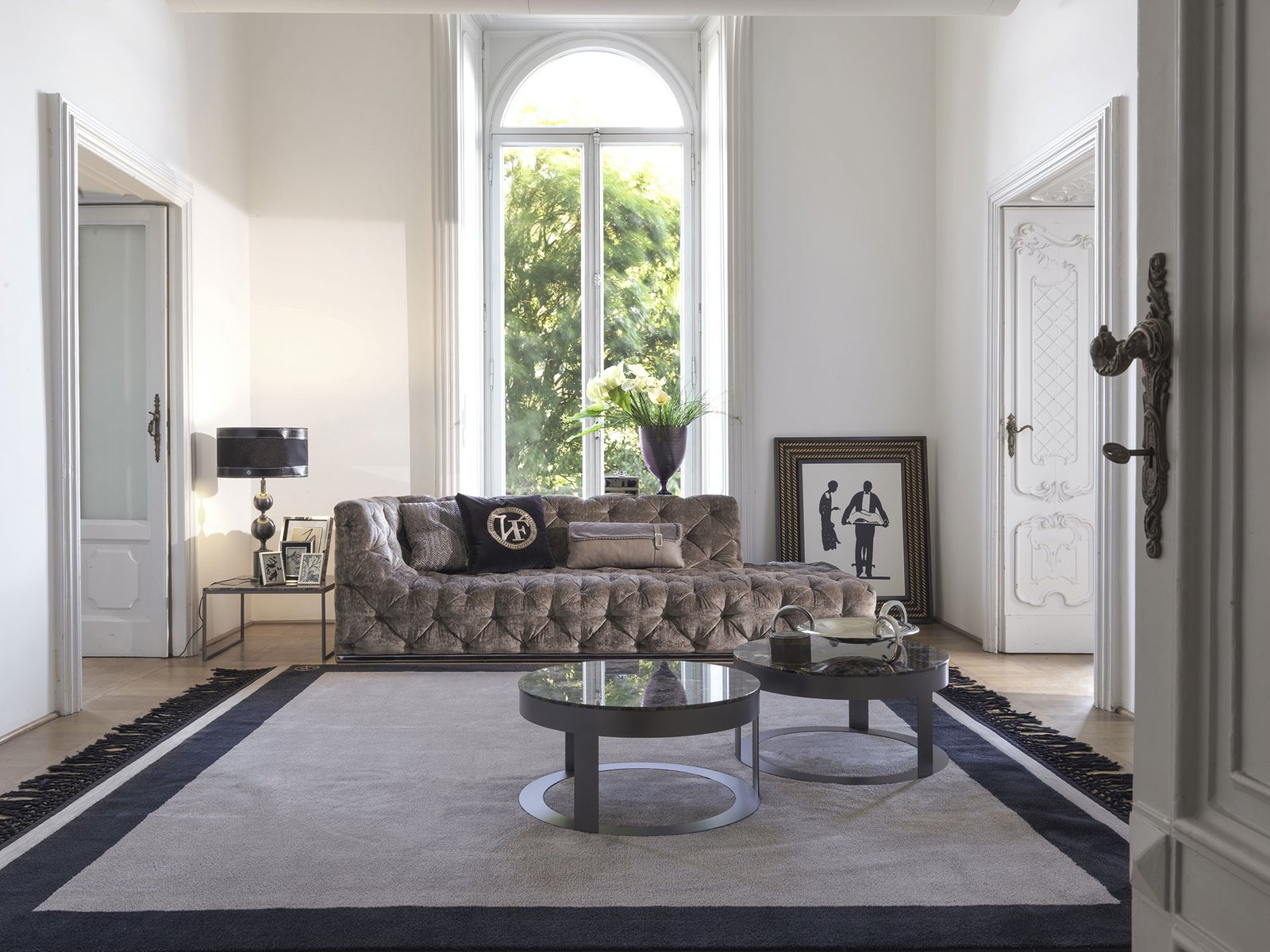 Biffi table basse de Vittoria Frigerio avec plateau en marbre ou grès et base métallique minimaliste. Disponible chez D-Style Interior.