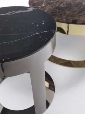Biffi table basse de Vittoria Frigerio avec plateau en marbre ou grès et base métallique minimaliste. Disponible chez D-Style Interior.