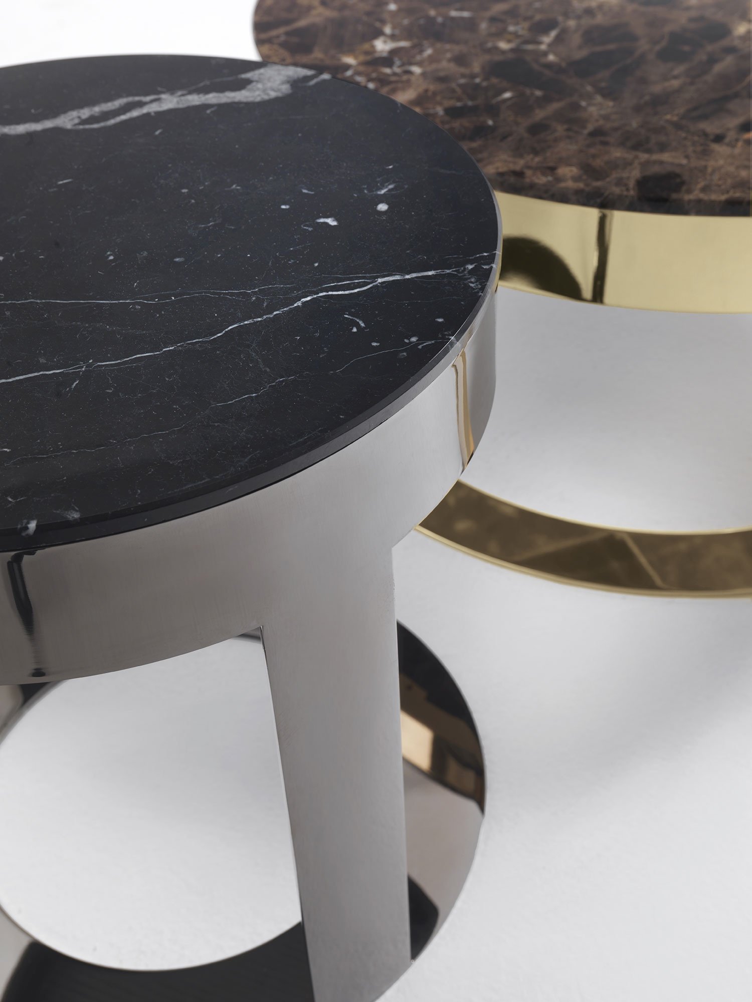 Biffi table basse de Vittoria Frigerio avec plateau en marbre ou grès et base métallique minimaliste. Disponible chez D-Style Interior.