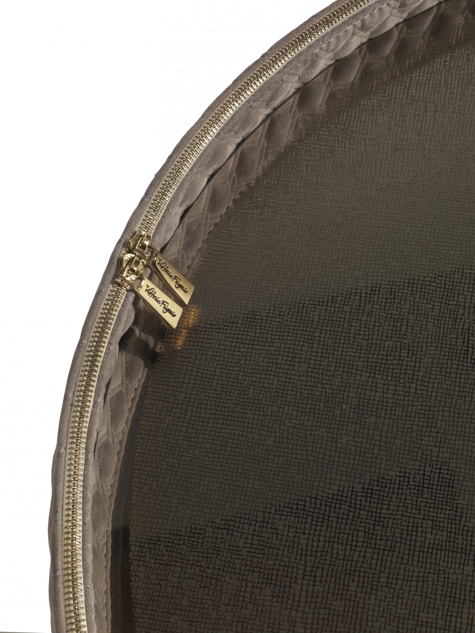 Contarini table basse de Vittoria Frigerio avec structure en cuir ou tissu, plateau en marbre et finitions haut de gamme. Disponible chez D-Style Interior.