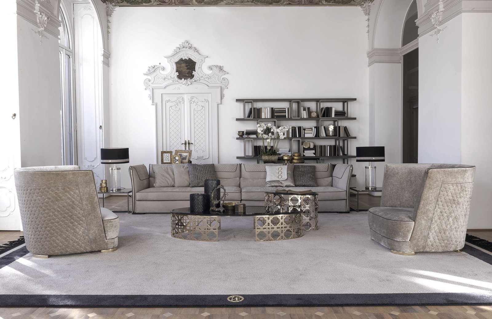 Este table basse design haut de gamme avec base métallique découpée au laser et plateau en marbre. Disponible chez D-Style Interior.