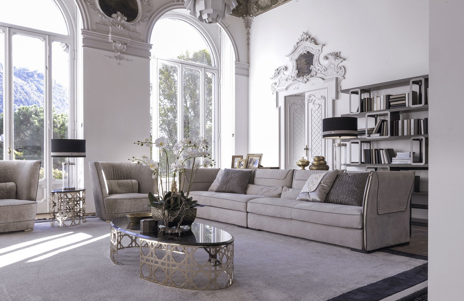 Este table basse design haut de gamme avec base métallique découpée au laser et plateau en marbre. Disponible chez D-Style Interior.