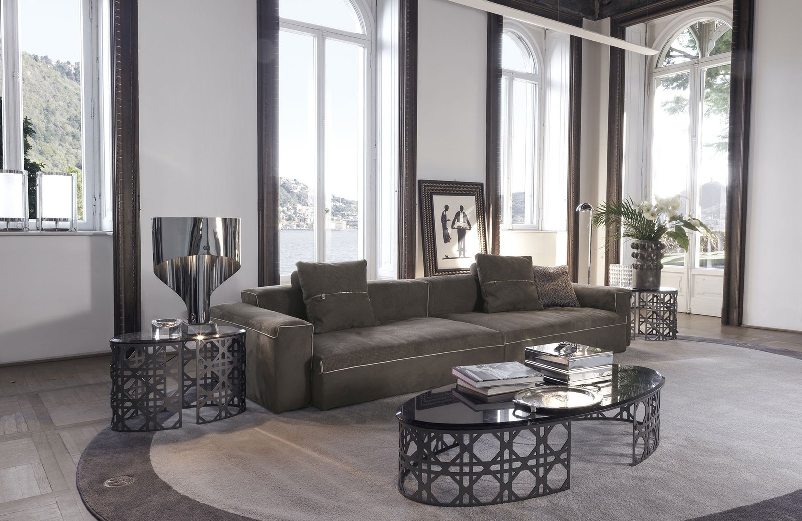 Este table basse design haut de gamme avec base métallique découpée au laser et plateau en marbre. Disponible chez D-Style Interior.