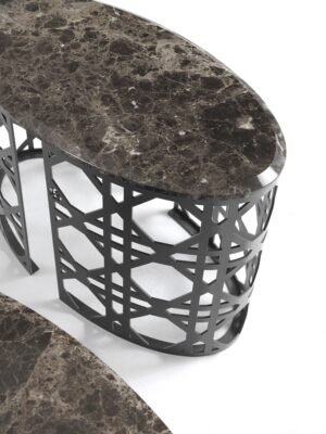 Este table basse design haut de gamme avec base métallique découpée au laser et plateau en marbre. Disponible chez D-Style Interior.