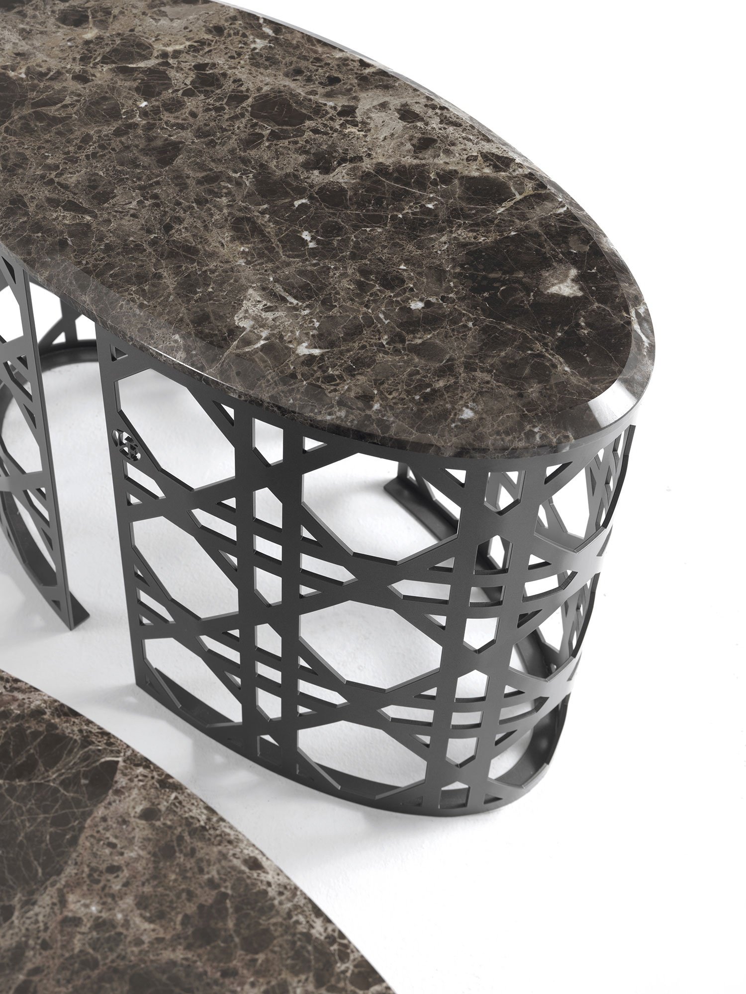 Este table basse design haut de gamme avec base métallique découpée au laser et plateau en marbre. Disponible chez D-Style Interior.