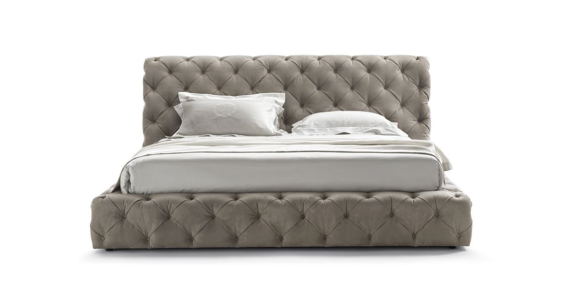 Caracciolo Lit design haut de gamme Vittoria Frigerio avec capitonné artisanal et lignes modernes. Disponible chez D-Style Interior.