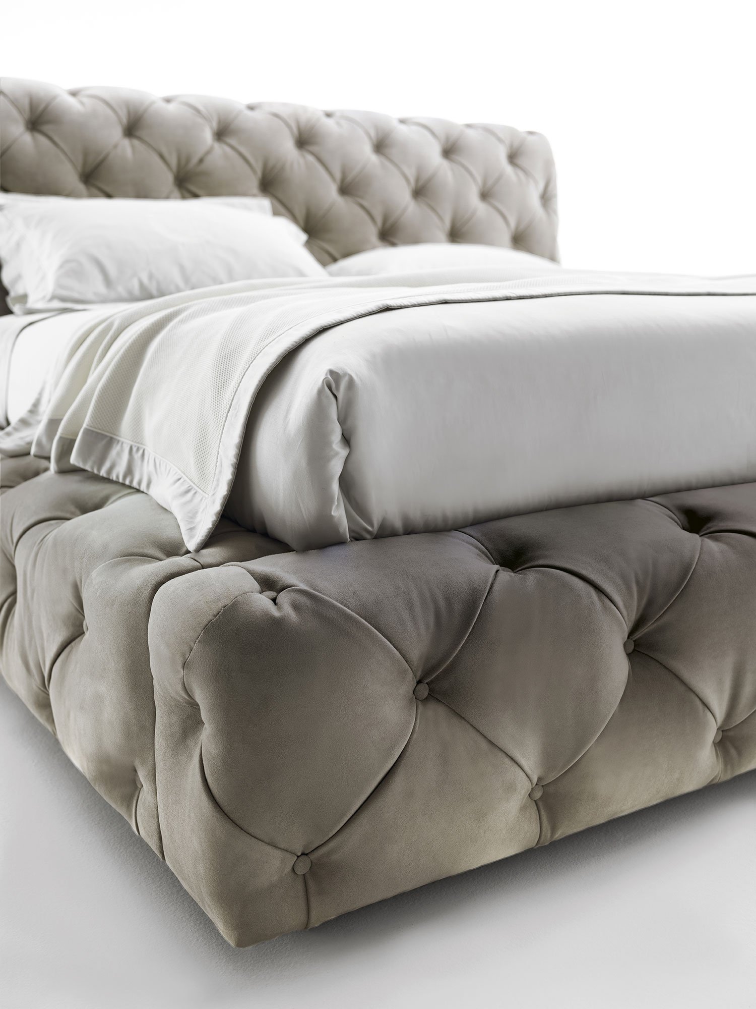 Caracciolo Lit design haut de gamme Vittoria Frigerio avec capitonné artisanal et lignes modernes. Disponible chez D-Style Interior.