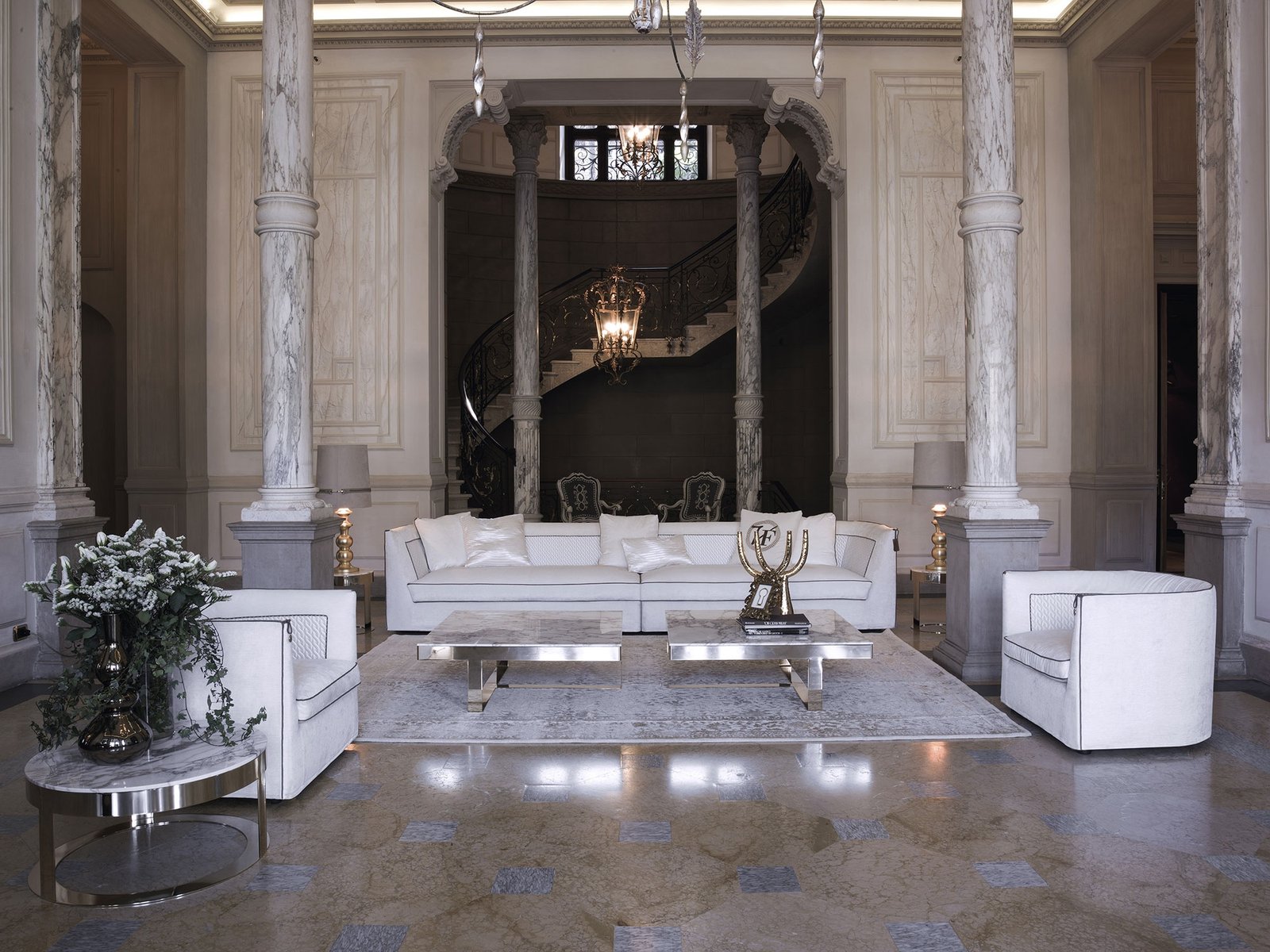 Borromeo canapé design haut de gamme par Vittoria Frigerio au style classique et raffiné, avec matelassage artisanal et structure modulaire élégante. Disponible chez D-Style Interior.