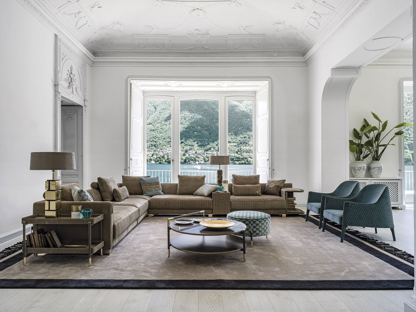 Brandolini canapé design haut de gamme par Vittoria Frigerio, avec surpiqûres verticales raffinées et finitions luxueuses. Disponible chez D-Style Interior.