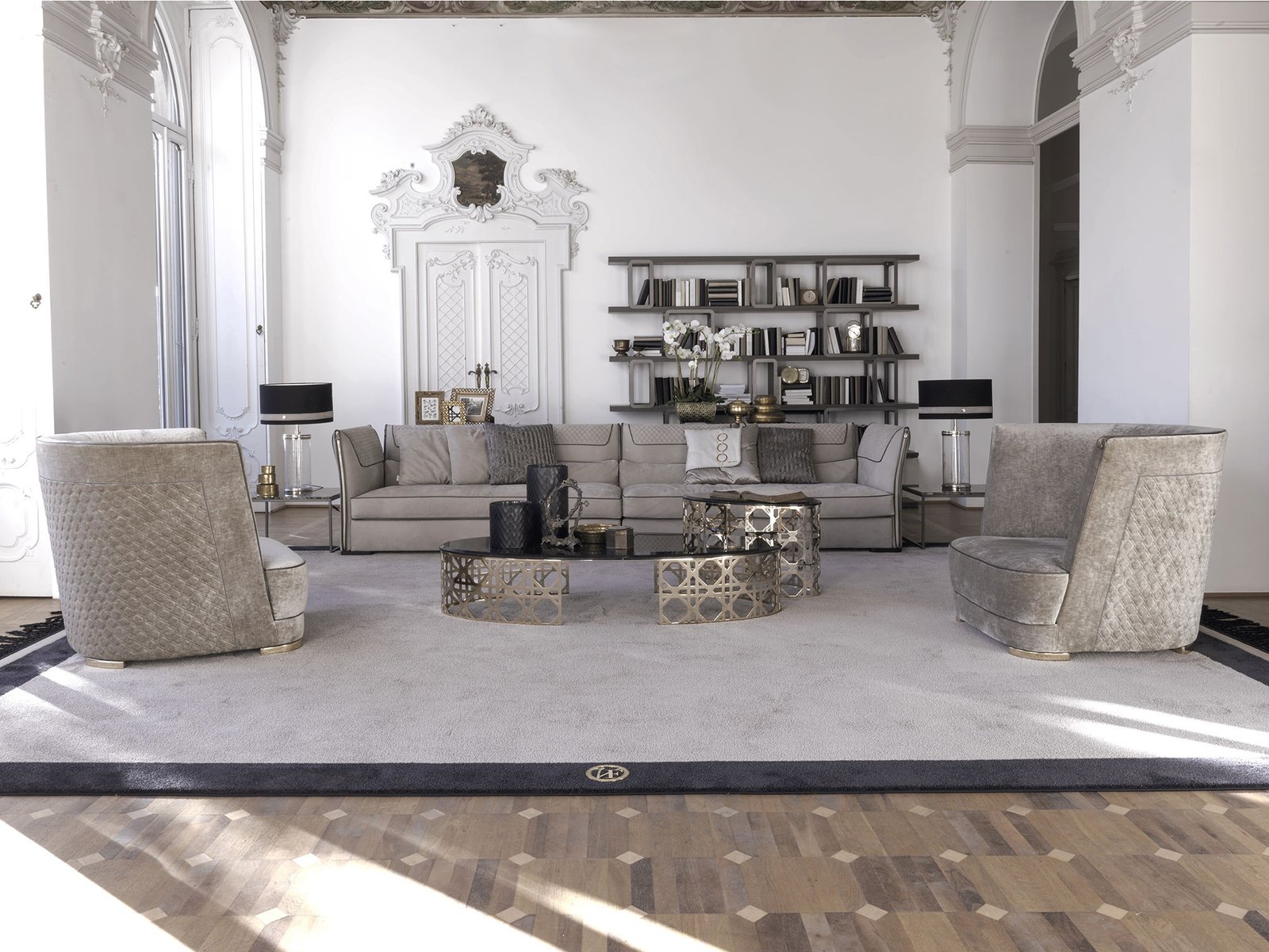 Clivio canapé design haut de gamme par Vittoria Frigerio au style contemporain et raffiné, avec détails dorés et finitions artisanales d’exception. Disponible chez D-Style Interior.