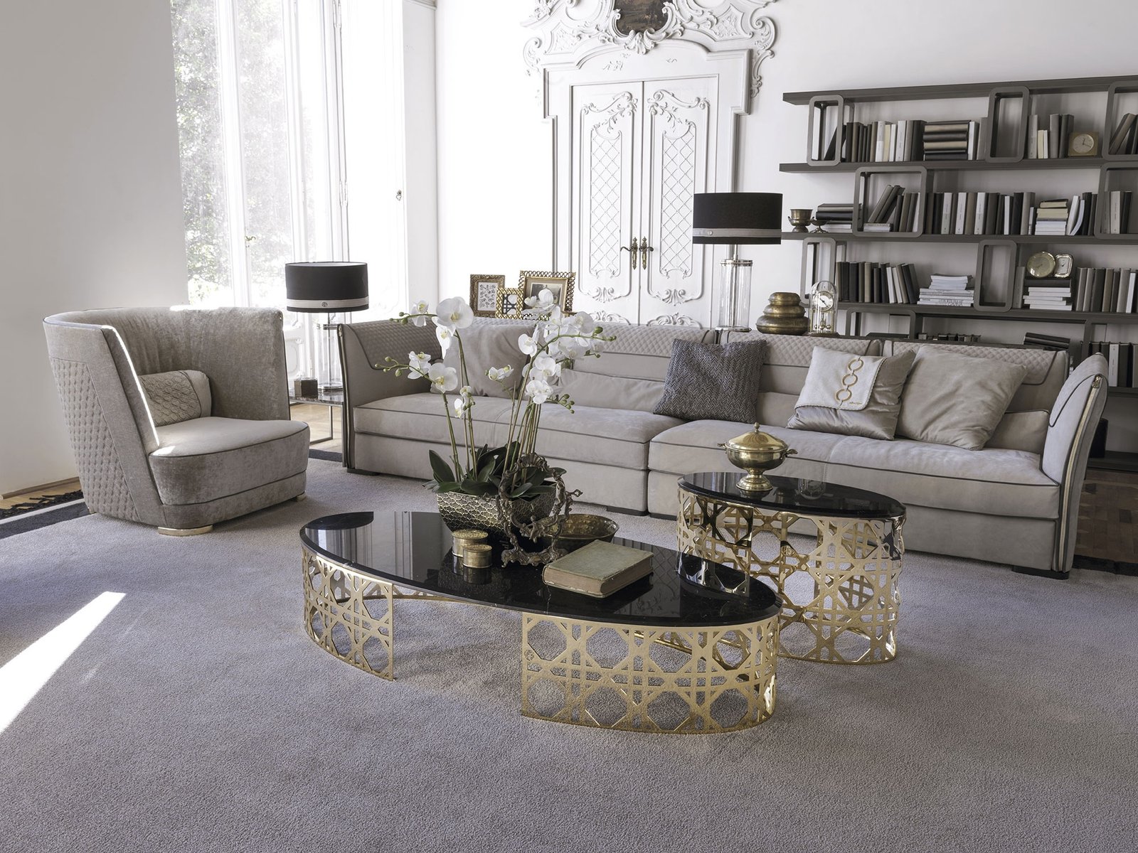 Clivio canapé design haut de gamme par Vittoria Frigerio au style contemporain et raffiné, avec détails dorés et finitions artisanales d’exception. Disponible chez D-Style Interior.