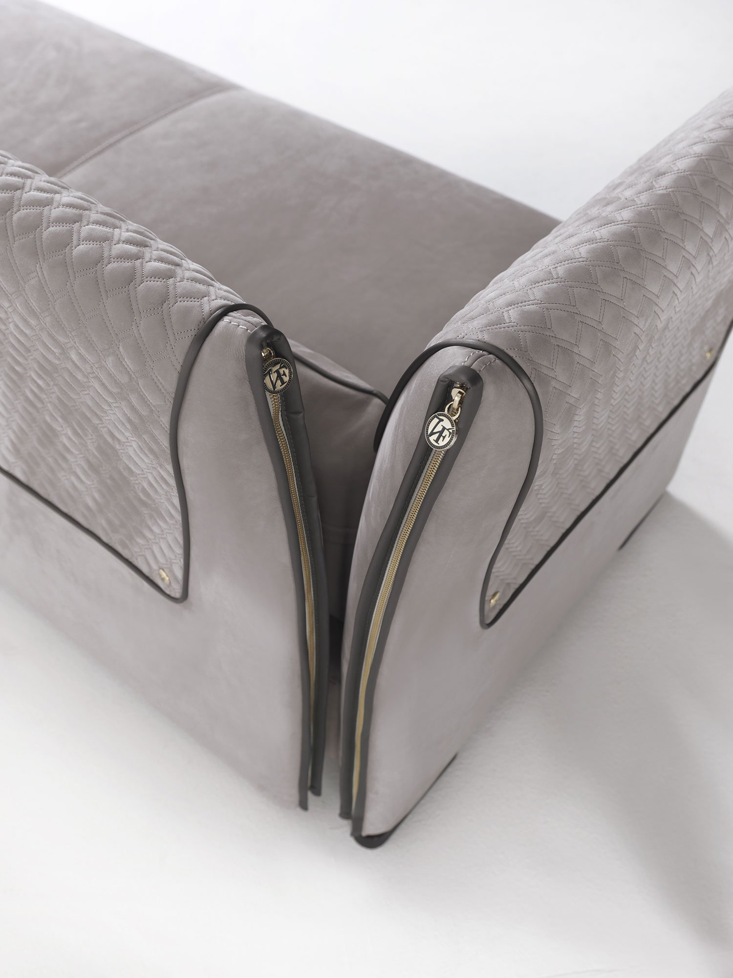 Clivio canapé design haut de gamme par Vittoria Frigerio au style contemporain et raffiné, avec détails dorés et finitions artisanales d’exception. Disponible chez D-Style Interior.