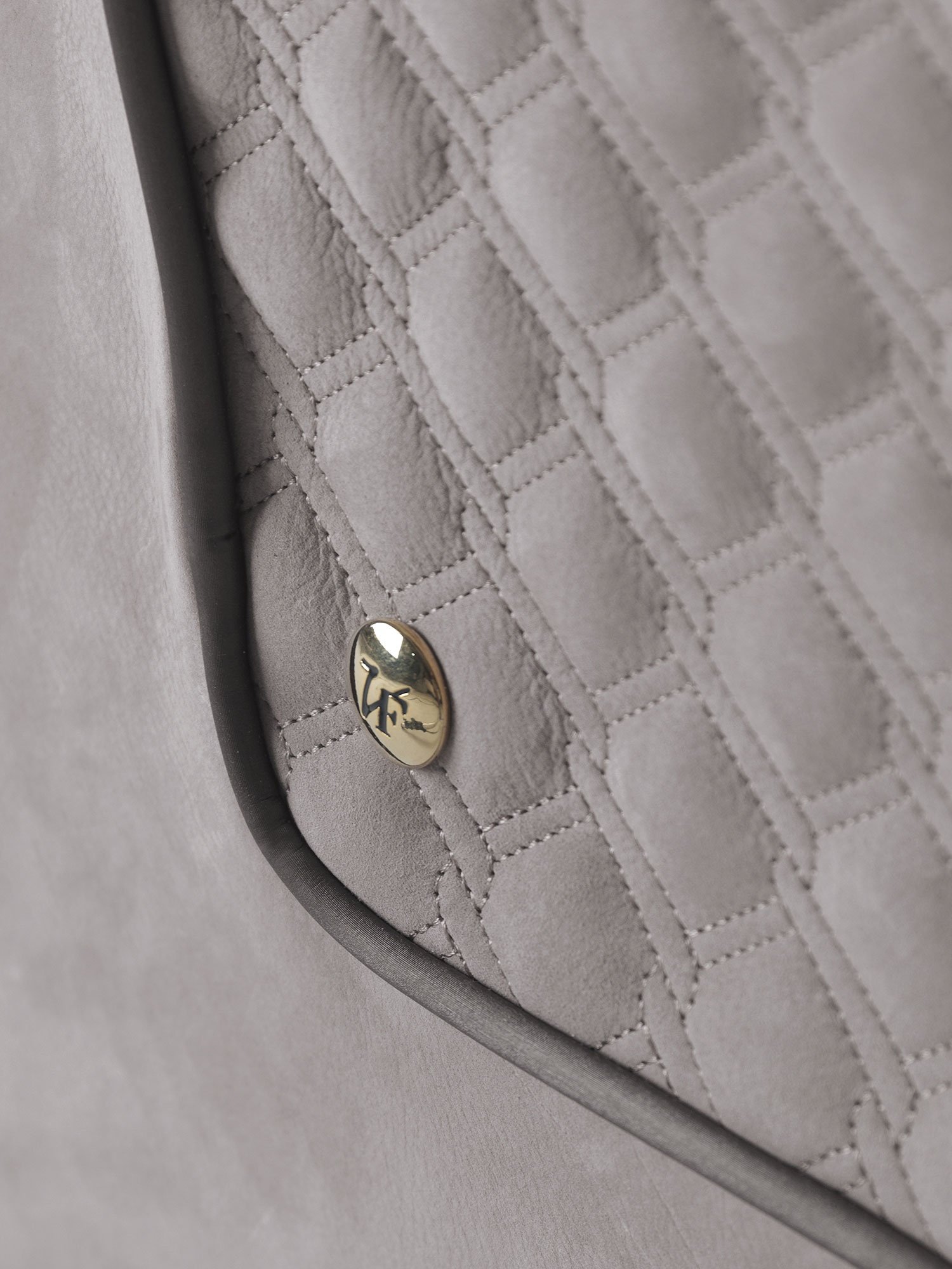 Clivio canapé design haut de gamme par Vittoria Frigerio au style contemporain et raffiné, avec détails dorés et finitions artisanales d’exception. Disponible chez D-Style Interior.