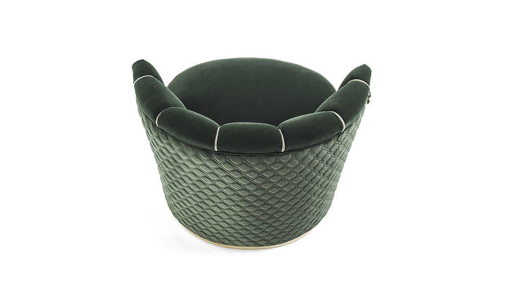 Bianca fauteuil de Vittoria Frigerio, capitonné et au design italien luxueux. Base fixe ou pivotante disponible. Disponible chez D-Style Interior.