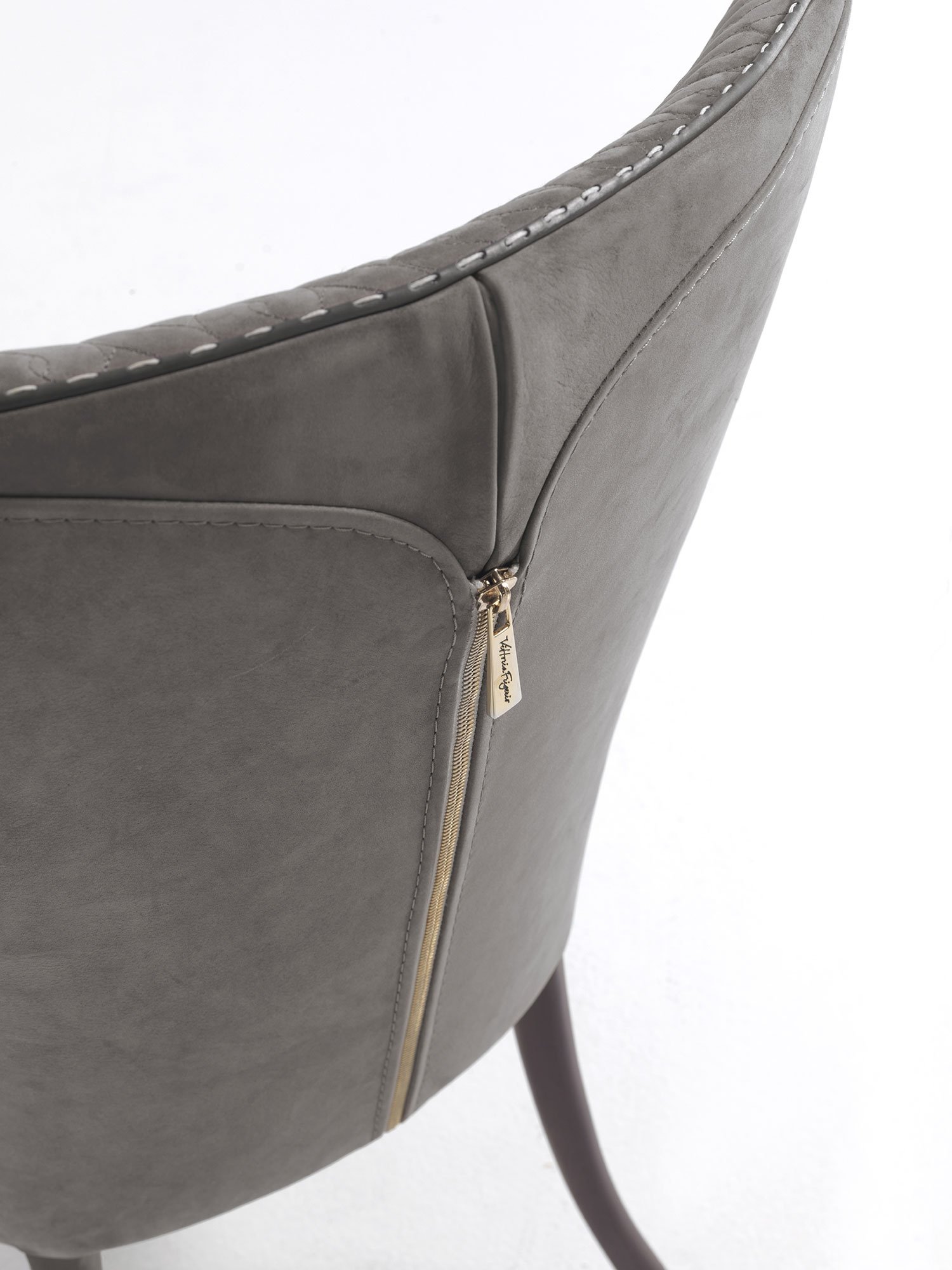 Adda chaise design haut de gamme par Vittoria Frigerio, aux lignes élégantes et au dossier enveloppant, avec matelassage raffiné et pieds en frêne massif. Disponible chez D-Style Interior.