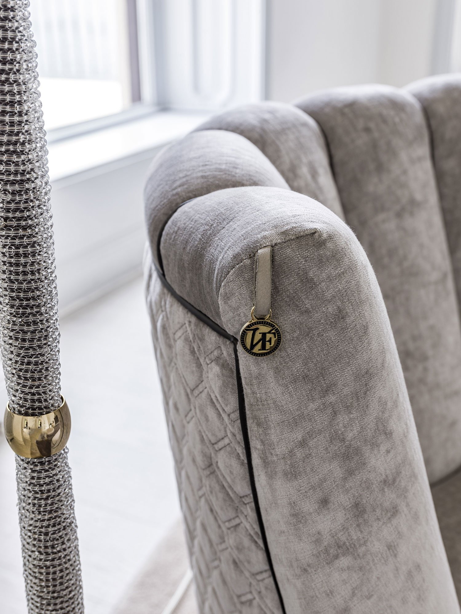 Farnese canapé design haut de gamme par Vittoria Frigerio, un canapé modulable alliant élégance, confort et finitions artisanales. Disponible chez D-Style Interior.