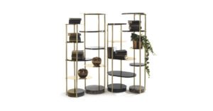 Doge bibliothèque haut de gamme par Vittoria Frigerio, structure métallique et base en frêne teinté, entièrement modulable et personnalisable. Disponible chez D-Style Interior.