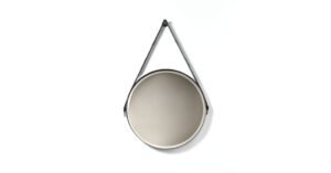 Palladio miroir par Vittoria Frigerio avec sangle en cuir, cadre métallique et verre bronzé chanfreiné. Disponible chez D-Style Interior.