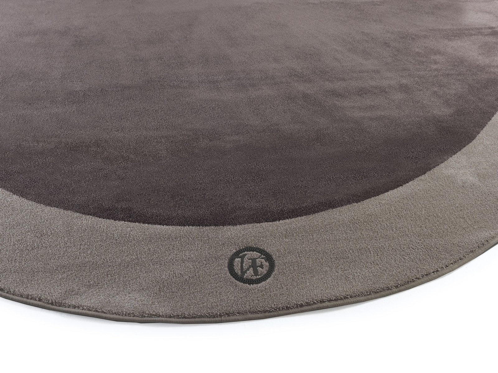 Pisani tapis design haut de gamme en laine tuftée avec cadre contrasté, logo VF et option franges. Disponible chez D-Style Interior.