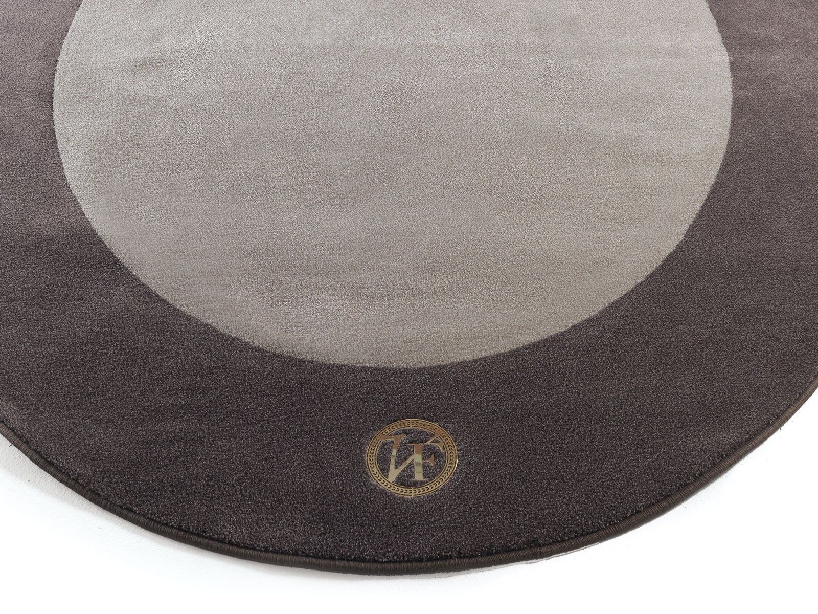 Pisani tapis design haut de gamme en laine tuftée avec cadre contrasté, logo VF et option franges. Disponible chez D-Style Interior.