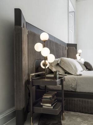 Araldo table d’appoint de luxe par Vittoria Frigerio, avec plateau bois ou verre et détails en cuir Cuoio. Élégante et fonctionnelle. Disponible chez D-Style Interior.