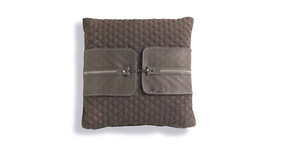 VF01 Coussin design matelassé avec bande en cuir et boucle métallique, disponible en trois couleurs. Disponible chez D-Style Interior.