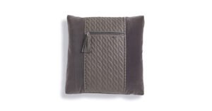 VF05 coussin design avec insert en cuir matelassé et zip métallique, disponible en trois couleurs. Disponible chez D-Style Interior.