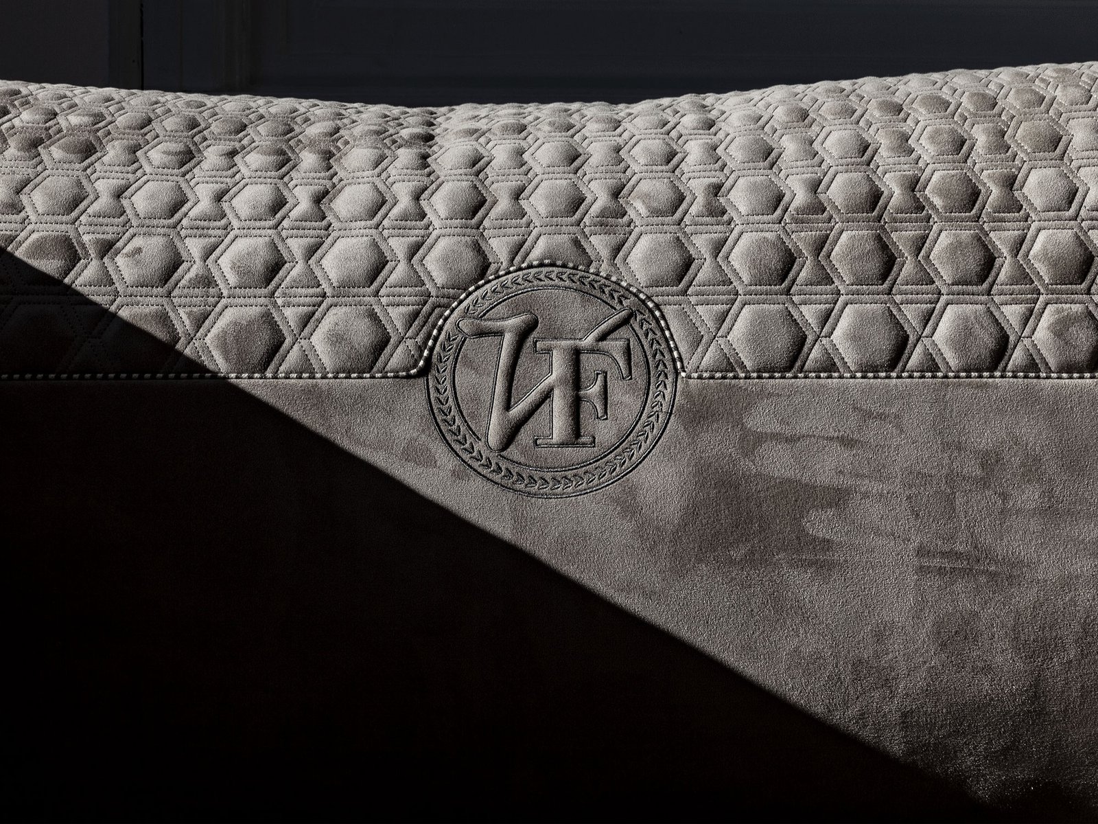 Appiani canapé design haut de gamme par Vittoria Frigerio au style contemporain et raffiné, avec matelassage dégradé et structure modulaire. Disponible chez D-Style Interior.