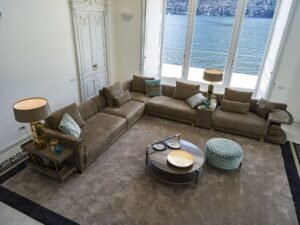 Brandolini canapé design haut de gamme par Vittoria Frigerio, avec surpiqûres verticales raffinées et finitions luxueuses. Disponible chez D-Style Interior.