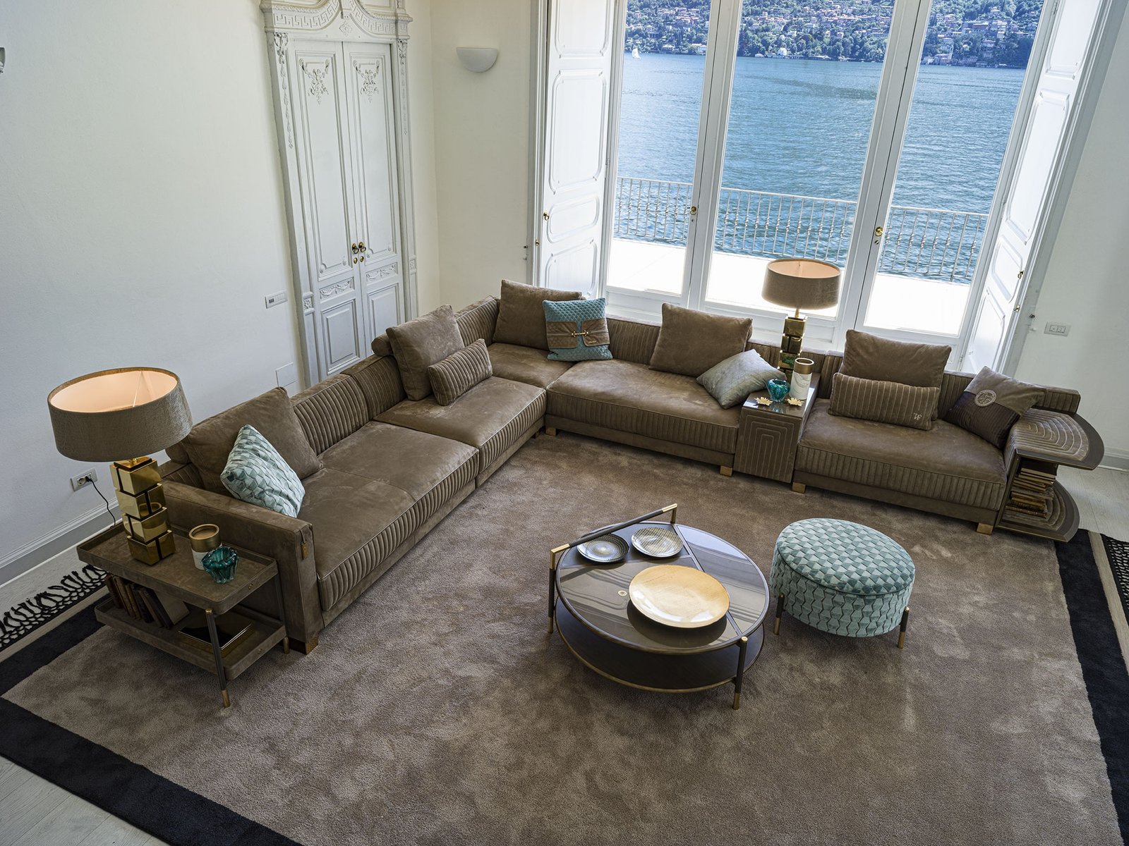 Brandolini canapé design haut de gamme par Vittoria Frigerio, avec surpiqûres verticales raffinées et finitions luxueuses. Disponible chez D-Style Interior.