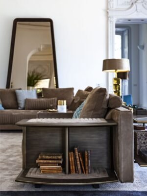 Brandolini canapé design haut de gamme par Vittoria Frigerio, avec surpiqûres verticales raffinées et finitions luxueuses. Disponible chez D-Style Interior.