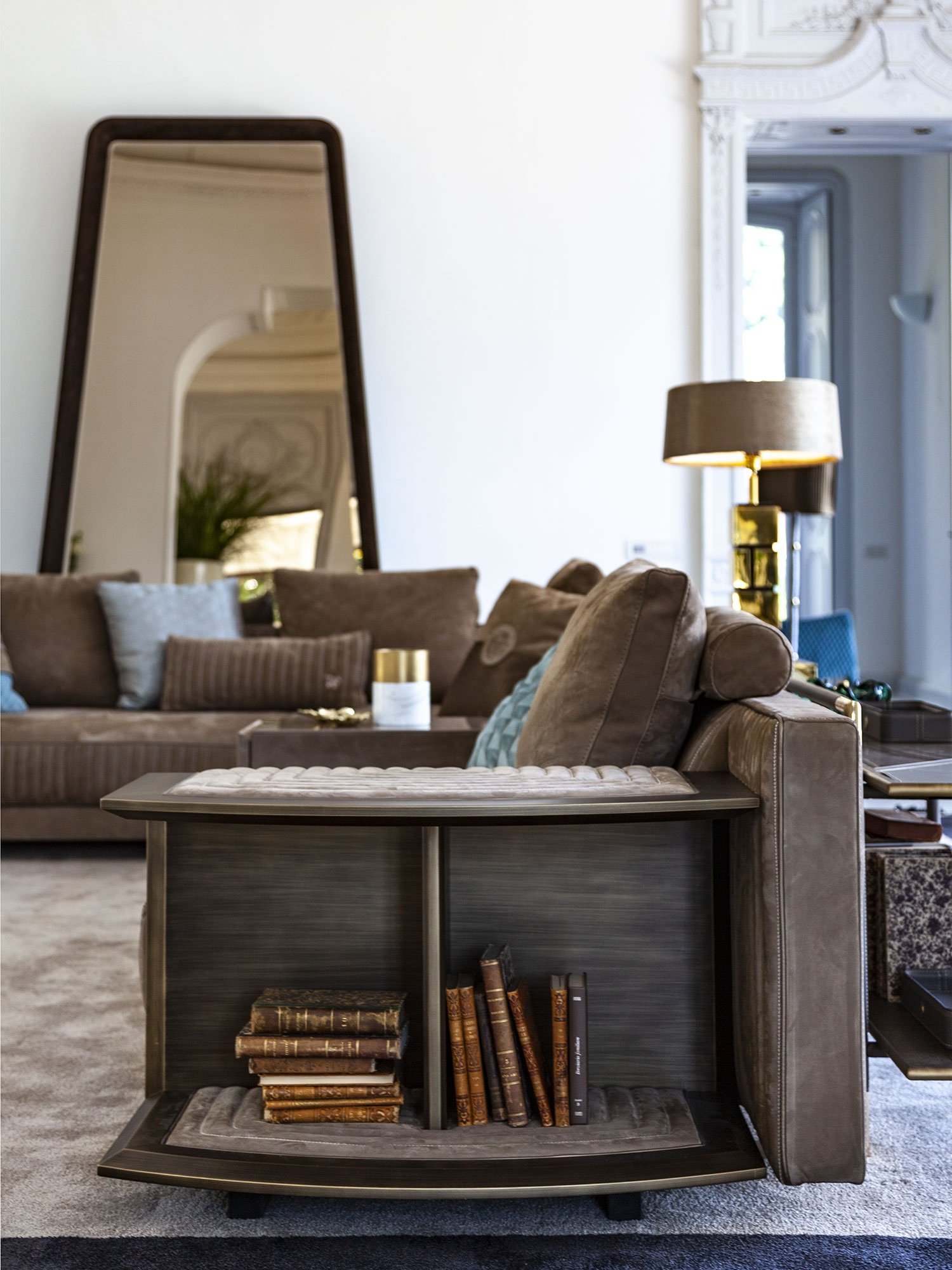 Brandolini canapé design haut de gamme par Vittoria Frigerio, avec surpiqûres verticales raffinées et finitions luxueuses. Disponible chez D-Style Interior.