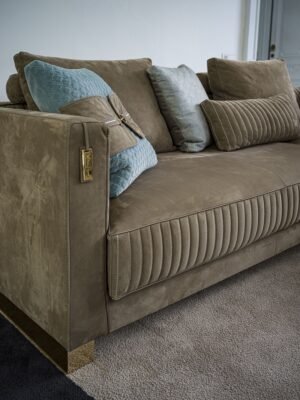 Brandolini canapé design haut de gamme par Vittoria Frigerio, avec surpiqûres verticales raffinées et finitions luxueuses. Disponible chez D-Style Interior.