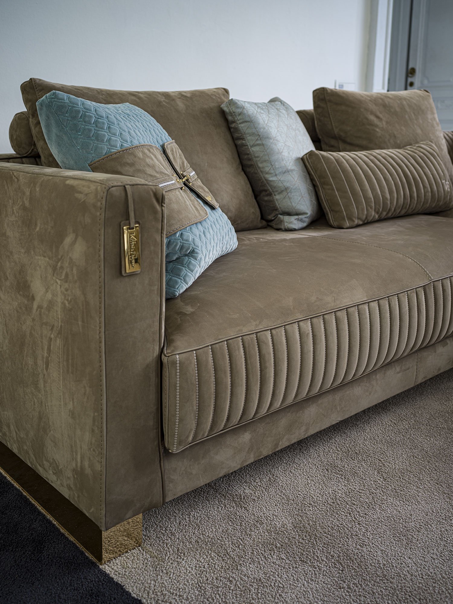 Brandolini canapé design haut de gamme par Vittoria Frigerio, avec surpiqûres verticales raffinées et finitions luxueuses. Disponible chez D-Style Interior.