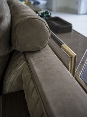 Brandolini canapé design haut de gamme par Vittoria Frigerio, avec surpiqûres verticales raffinées et finitions luxueuses. Disponible chez D-Style Interior.
