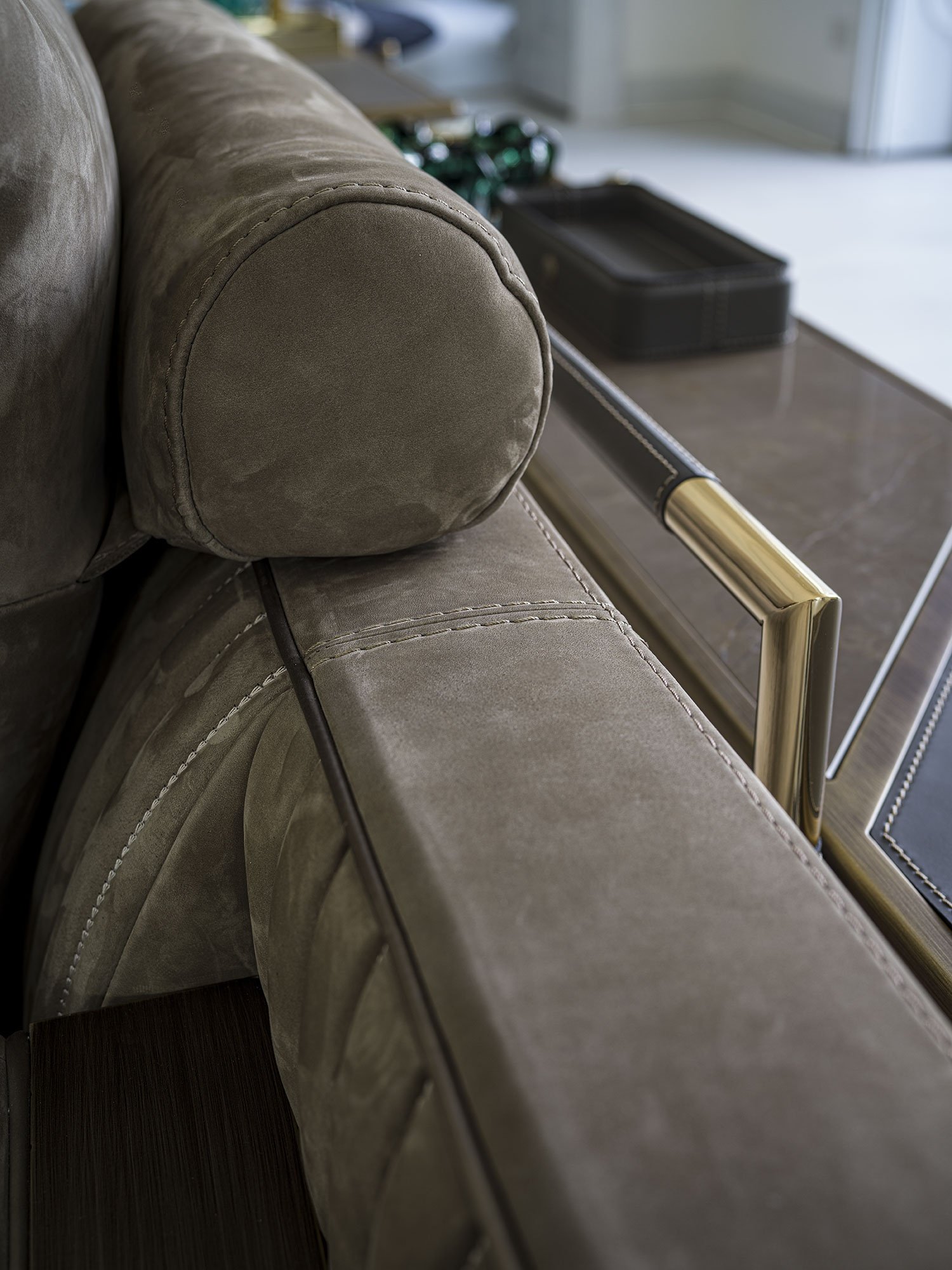 Brandolini canapé design haut de gamme par Vittoria Frigerio, avec surpiqûres verticales raffinées et finitions luxueuses. Disponible chez D-Style Interior.