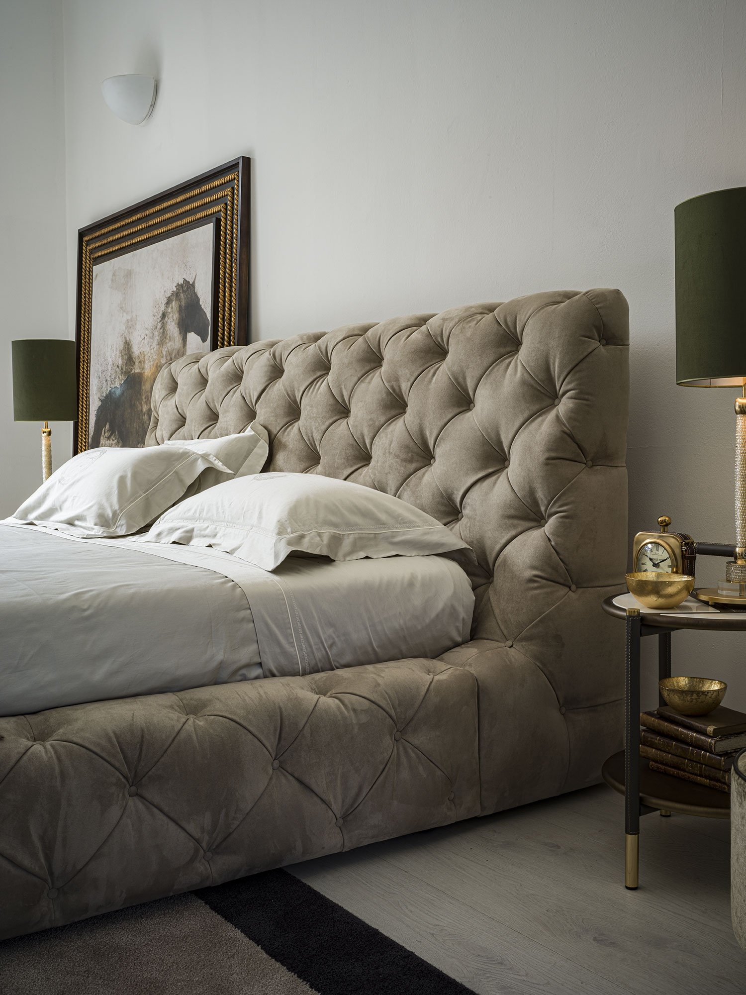 Caracciolo Lit design haut de gamme Vittoria Frigerio avec capitonné artisanal et lignes modernes. Disponible chez D-Style Interior.