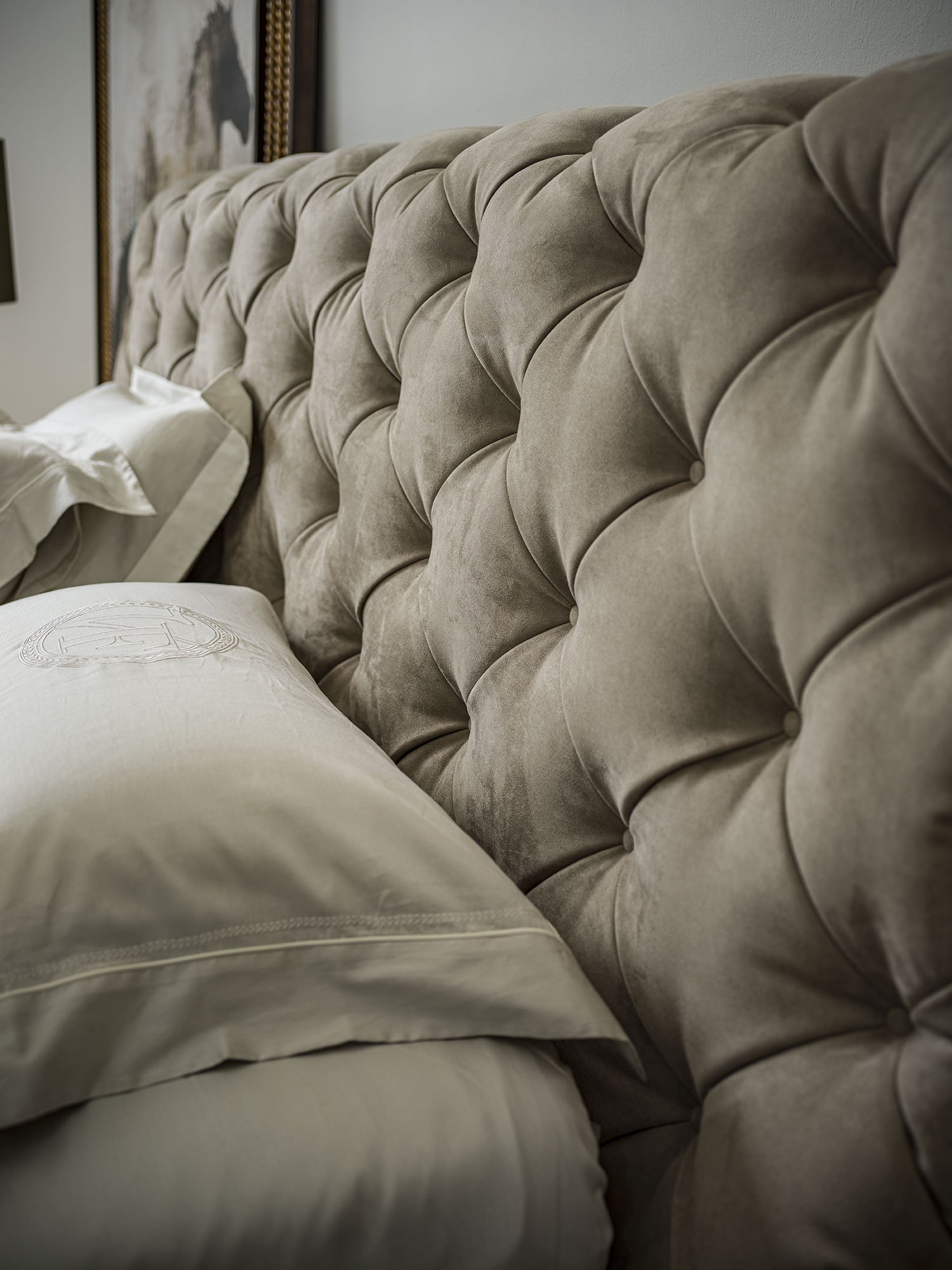 Caracciolo Lit design haut de gamme Vittoria Frigerio avec capitonné artisanal et lignes modernes. Disponible chez D-Style Interior.