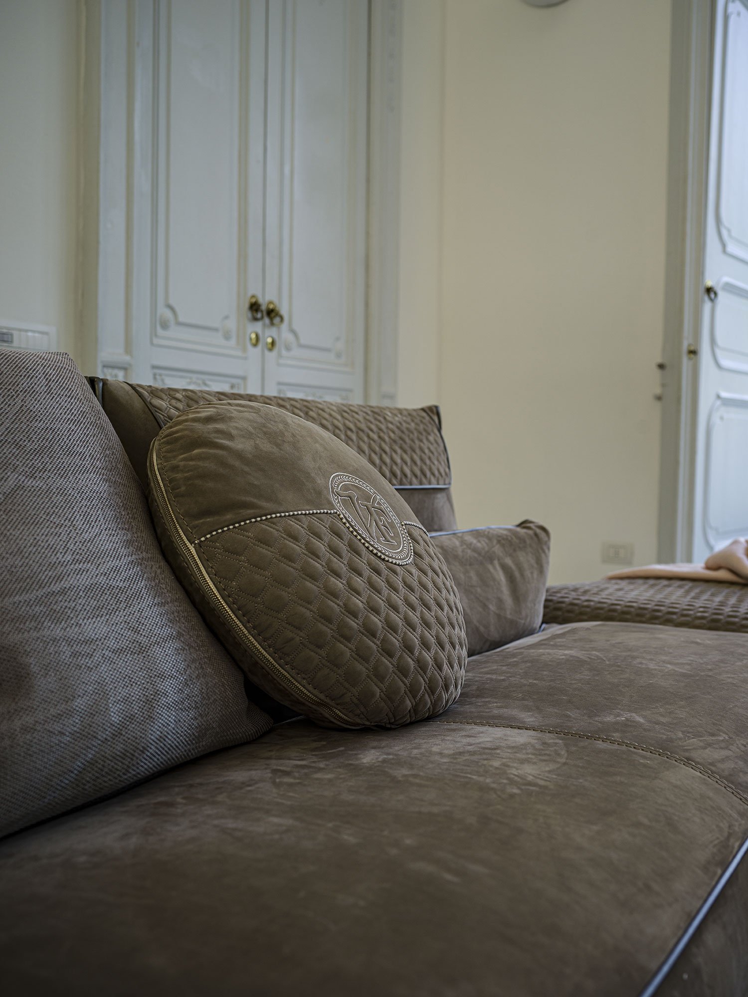 Clivio canapé design haut de gamme par Vittoria Frigerio au style contemporain et raffiné, avec détails dorés et finitions artisanales d’exception. Disponible chez D-Style Interior.